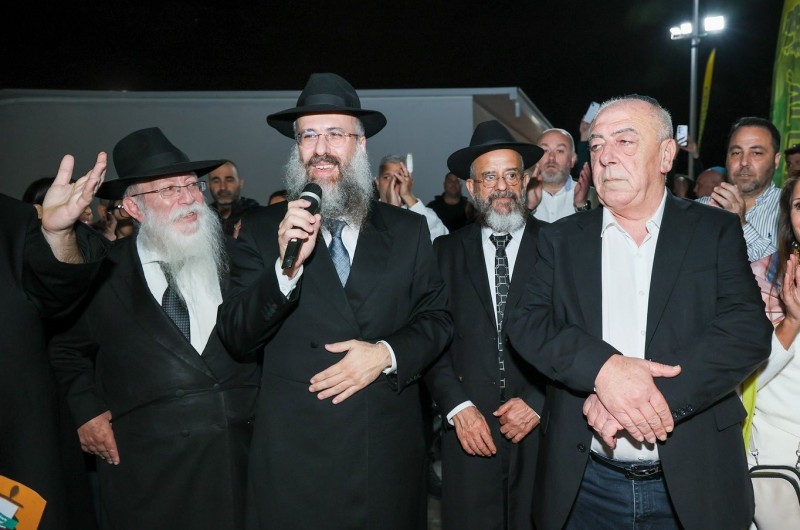 ראש עיריית קרית-ים דוד אבן צור, חנך עם שליח הרבי בשכונת גלי-ים הרב מוישי ביסטריצקי, את בית הכנסת הקהילתי, במעמד תושבים ונכבדים. באירוע הוכנס ספר תורה שנכתב לע