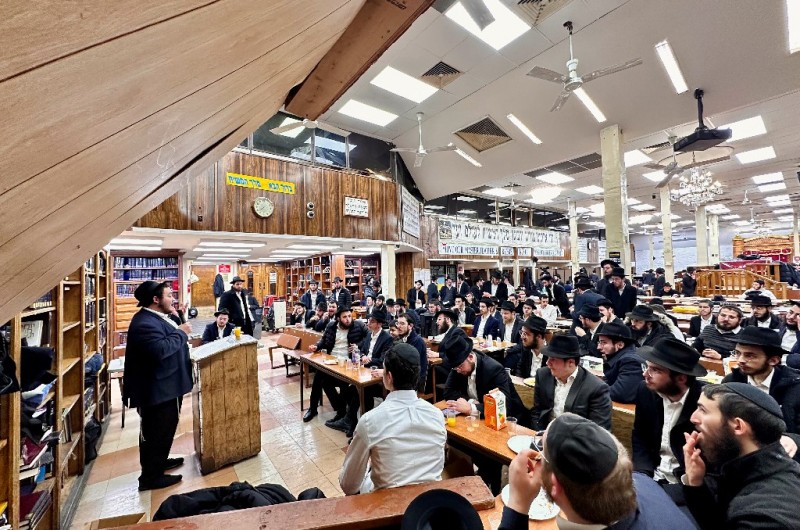 השיעור השבועי בגאולה ומשיח בזאל הישיבה ב-770 | תיעוד