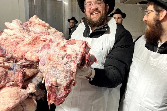 תלמידי מסלול הסמיכה ב-770 בלימוד מעשי במלאכת המליחה	