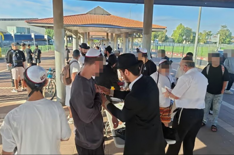 תלמידי תיכון בבאר-טוביה הפתיעו מנהל שאסר דוכן תפילין