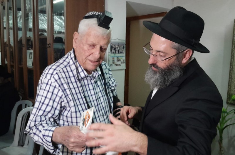 ראש עיריית רחובות לשעבר שוקי פורר, שהגיע למעמד כתיבת אותיות אחרונות בספר תורה שהוכנס לזכות משפחת יו