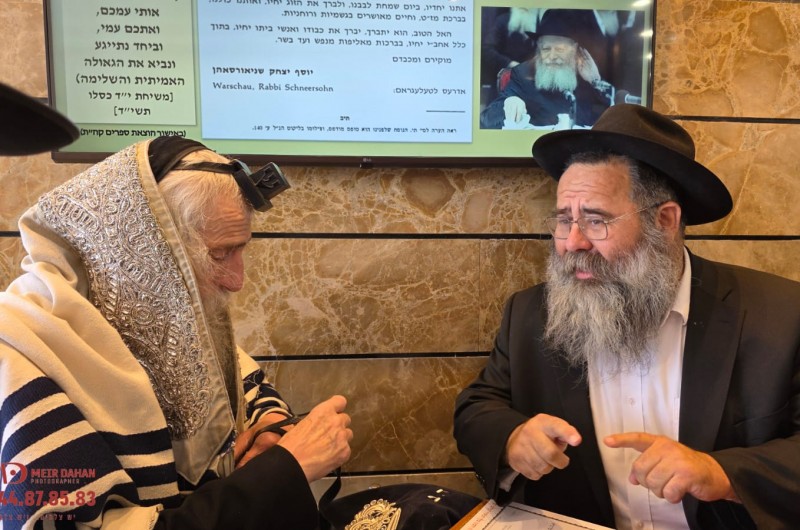 האדמו״ר מסטריקוב, הרב דוד ברנדר שליט״א, הגיע לביקור קצר בכפר חב״ד. נפגש עם תושבים והתפלל בבית הכנסת 'בית מנחם'. בתמונה: בשיחה עם הגבאי הרוחני ר' משה הורביץ | צילום: מאיר דהן