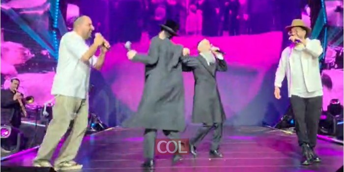 ארבעת הזמרים הגדולים בריקוד משותף על הבמה: פריד, שטיינמץ, ברבי ועקיבא איחדו קולות בריקוד סוחף לצלילי 