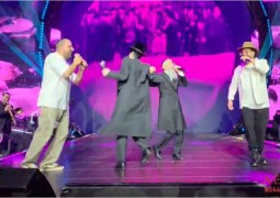 ארבעת הזמרים הגדולים בריקוד משותף על הבמה: פריד, שטיינמץ, ברבי ועקיבא איחדו קולות בריקוד סוחף לצלילי 