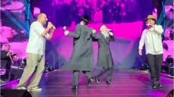 ארבעת הזמרים הגדולים בריקוד משותף על הבמה: פריד, שטיינמץ, ברבי ועקיבא איחדו קולות בריקוד סוחף לצלילי 