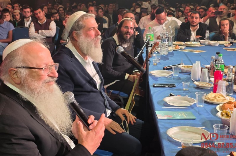 רבה של צפת הרב שמואל אליהו והרב איל יעקובוביץ' רב ישיבת ההסדר בצפת, סוחפים באולם ההתוועדויות בבניני האומה בירושלים במסגרת אירועי 'צמאה' לי