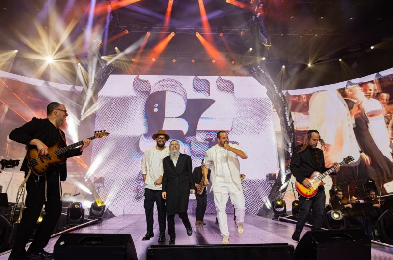 שטיינמץ, פריד, ברבי, עקיבא, מקפיצים את בנייני האומה ב'צמאה'