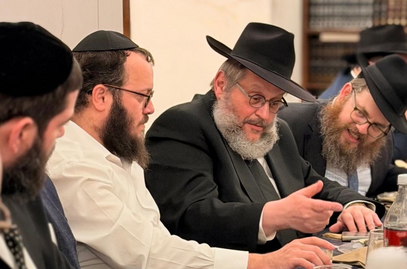 התוועדות י״ד כסלו וסעודת הודיה של הרב שמואל אוירכמן