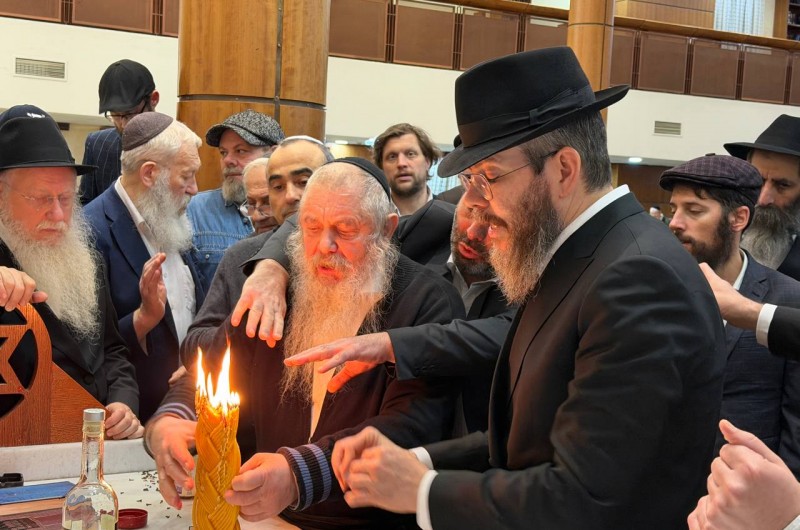 רבה של טומסק בסיביר - השליח הרב לוי קמינצקי, מבדיל במוצאי שבת קודש, בהיכל בית הכנסת המרכזי במוסקבה, לאחר שהתארח עם קבוצה נכבדה מבני עירו, במסגרת פרויקט אירוח של קהילות יהודיות בחסות קרן 