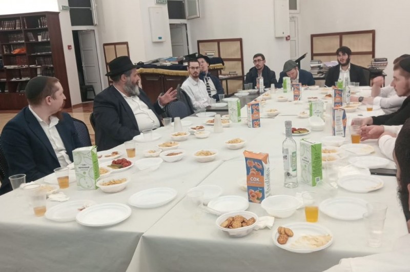 רב העיר קרסנויארסק ושליח הרבי - הרב בנימין הכהן וגנר, התוועד עם תלמידי הישיבה גדולה 'תומכי תמימים' במוסקבה, לכבוד יום הבהיר י