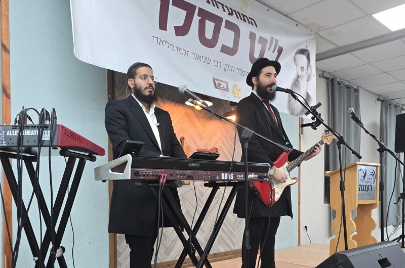 הזמר והגיטריסט ברק גרוסברג יחד עם הקלידן שמואל חיל משמחים את משתתפי התוועדות י