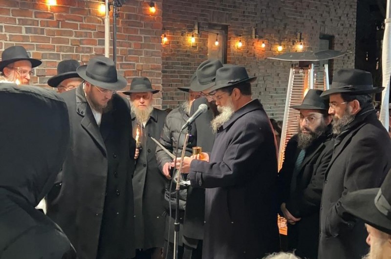 הרב אברהם יואל לפידות, ראש ישיבת תורת אמת, באמירת שבע ברכות בחצר 770 בחתונת אחיינו התמים שניאור זלמן בן הרב אפרים יוסף יצחק הלפרין, מרבני קהילת חב