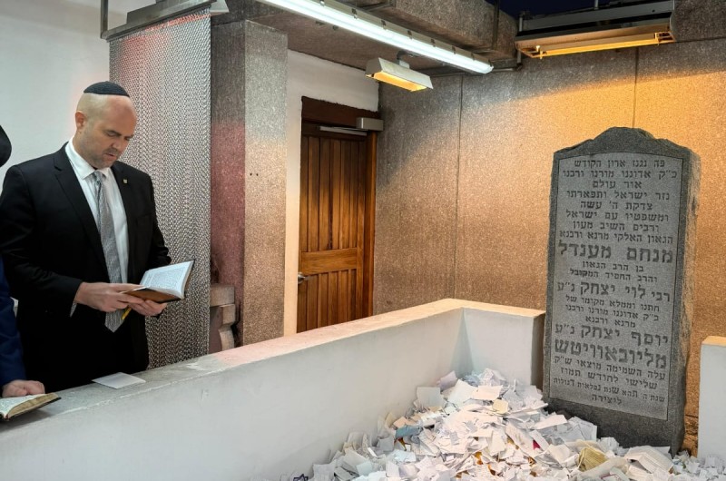 עם נחיתתו בניו יורק: יו