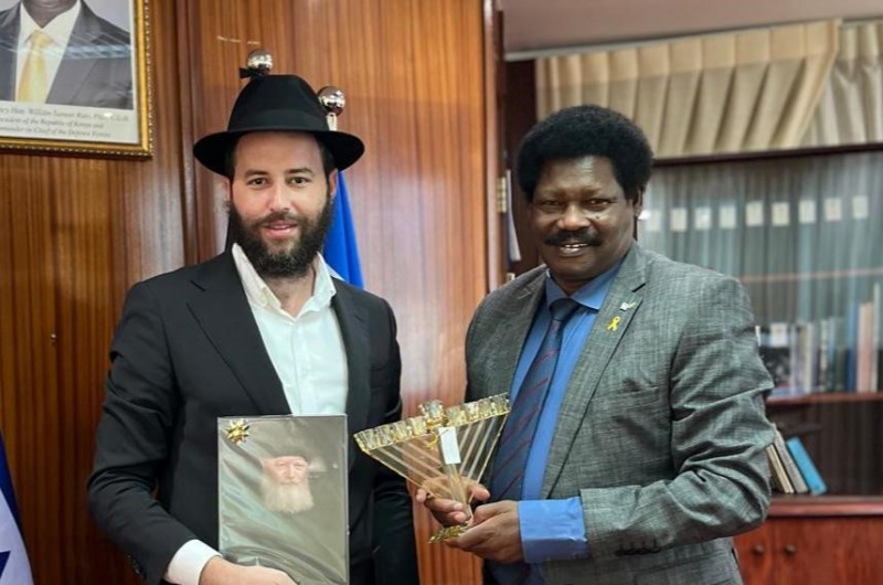 שגריר קניה נפגש עם שלוחי הרבי ופתח דלת למהלכים עתידיים