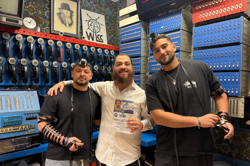 שורד השבי אלמוג מאיר גא’ן, שחולץ במבצע צבאי, הגיע לביקור מרגש ב־770 מלווה בת' יוסי פארו. את הביקור ליווה הרב מענדל אייזנבאך, מנהל מרכז המבקרים “בית חב״ד 770” 