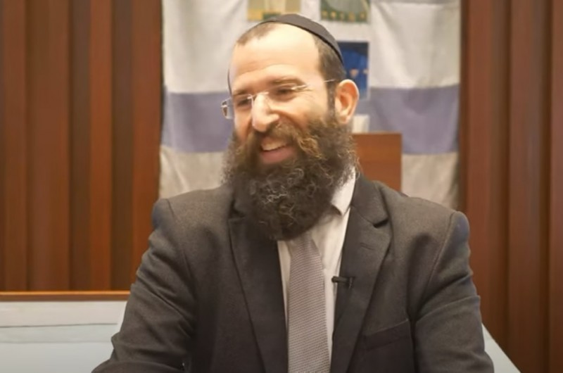 מה נותנים לאלוקים שיש לו הכל? 