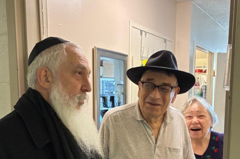 לאחר שפורעים תלשו כ-20 מזוזות מבתים במתחם דיור מוגן בטורונטו שבקנדה, שלוחי הרבי קבעו יותר מ-50 מזוזות חדשות שהחליפו את המזוזות שנגנבו, במה שמשטרת טורונטו חוקרת כפשע שנאה