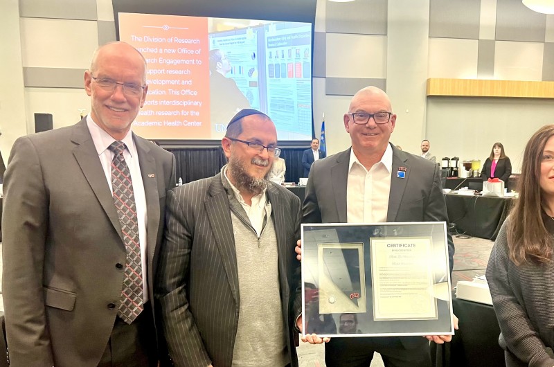 במהלך ישיבת מועצת המנהלים של אוניברסיטת לאס וגאס שבארצות-הברית, הוענק אות הוקרה מיוחד לשלוחי הרבי - הרב צבי ורבקי ברוכטשיין, על יותר מ-20 שנות תמיכה בסטודנטים היהודים 