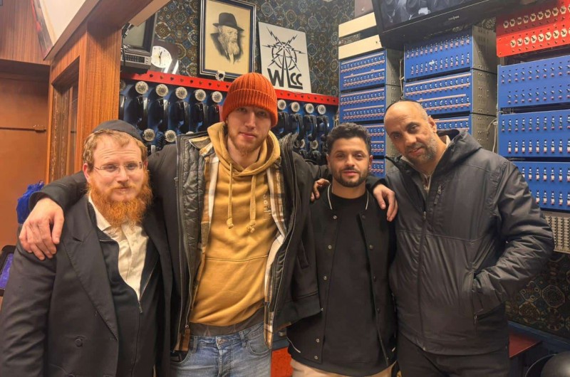 הזמר איציק דדיה השוהה בניו יורק הגיע לבית חיינו 770 וביקר בחדר השידורים, מלווה ברב מענדל אייזנבך