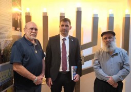 סיור מרגש: שר התקשורת קרעי ביקר היום במוזיאון גוש קטיף בירושלים בכל האגפים והצהיר שהמוזיאון עוד יהווה אבן יסוד לבניית גוש קטיף מחדש בעזה הבנויה. צפו 