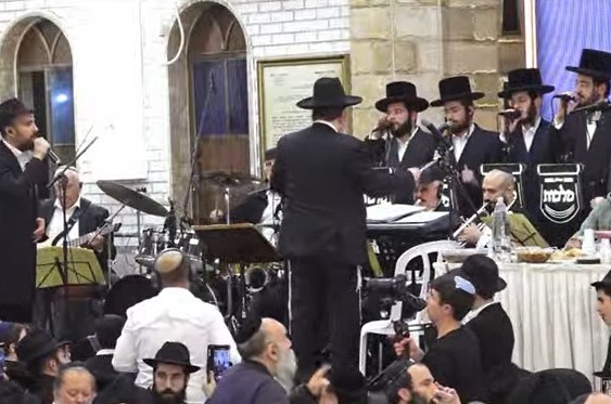 עשרות שנים על משמרתו: כמיטב המסורת, ר' משה מונה רוזנבלום מנצח על המקהלה בהתוועדות המרכזית י