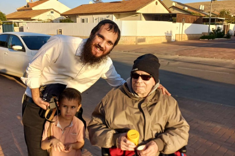 בר מצווה בגיל 92: אלוף משחק השחמט יוסף הכהן קהאן זכה להניח תפילין לראשונה בחייו, עם הרב מנדי יצחקי שליח הרבי בשכונת נחל בקע בבאר שבע