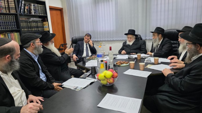 הפגישה של ביסמוט עם בית דין רבני חב