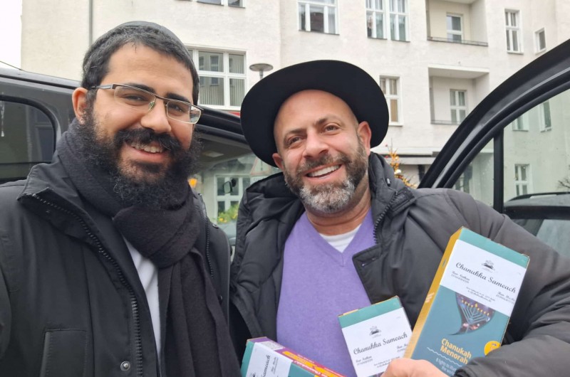 לקראת החג: שליח הרבי באזור אלכסנדרפלאץ ברלין שבגרמניה - הרב נתן צוקרמן, חילק חנוכיות עם נרות להדלקת נר החנוכה