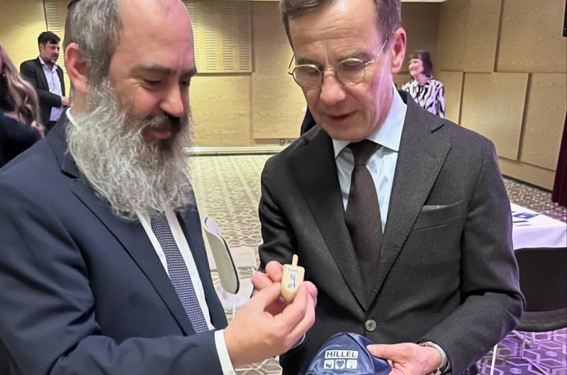 שליח הרבי בשטוקהולם - הרב חיים גרייזמאן, נפגש עם ראש ממשלת שבדיה באירוע שהממשלה ערכה בבניין הקהילה היהודית לציון 250 שנה לחיים היהודיים בשבדיה - ושיתף אותו על מהות החג ומנהגיו