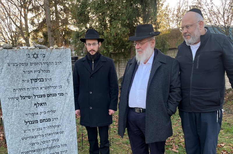 הרב אריה גולדברג, מנכ״ל מרכז רבני אירופה, והרב אברהם אבא טורצקי יחד עם השליח הרב לוי גוטליב, עלו לקברו של השליח הרב בנימין וולף ע״ה, במסגרת ביקורו של הרה