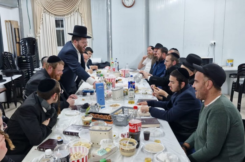 במסגרת השיעור בתניא: ר' אריה ארליך התוועד עם הצעירים