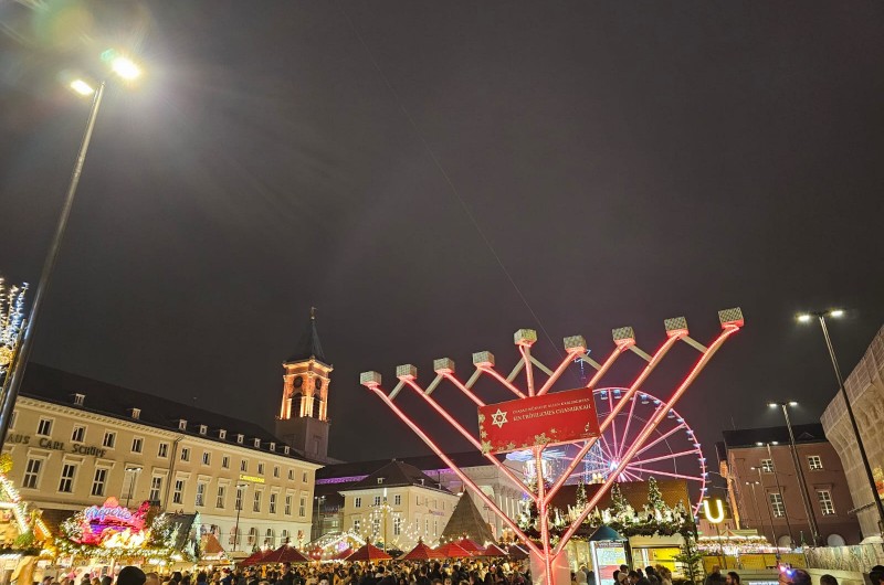 דולקת 24/7: החנוכייה בגרמניה עומדת בגאווה מול שוק חגם