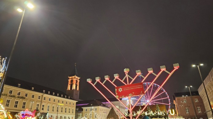 דולקת 24/7: החנוכייה בגרמניה עומדת בגאווה מול שוק חגם