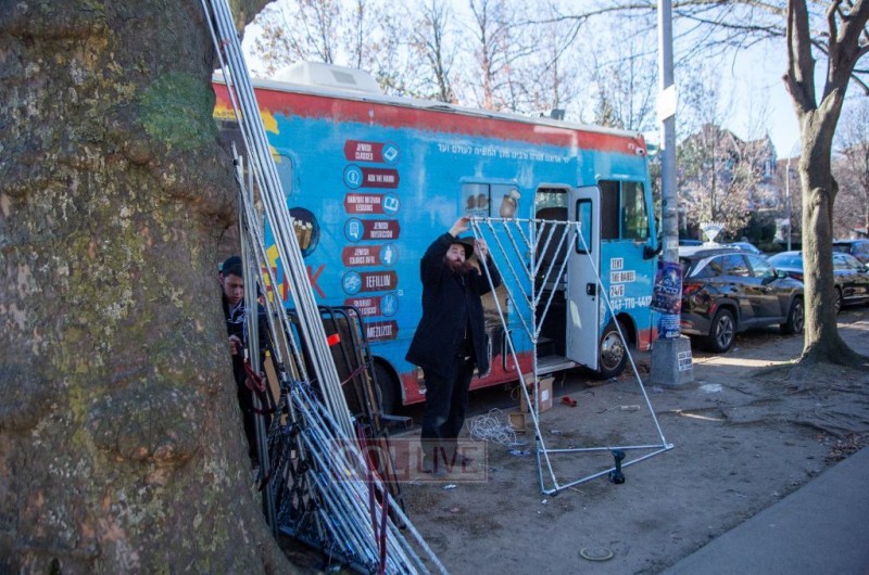 הרב יהודה פעווזנר משלוחי הרבי במנהטן מכין את החנוכייה הגדולה שתוצב על 'טנק המבצעים' שלו במשך שמונת ימי החנוכה ותביא לקידוש השם ופרסום הנס ליהודי ניו יורק (צילום: ליוויק קרומבי)