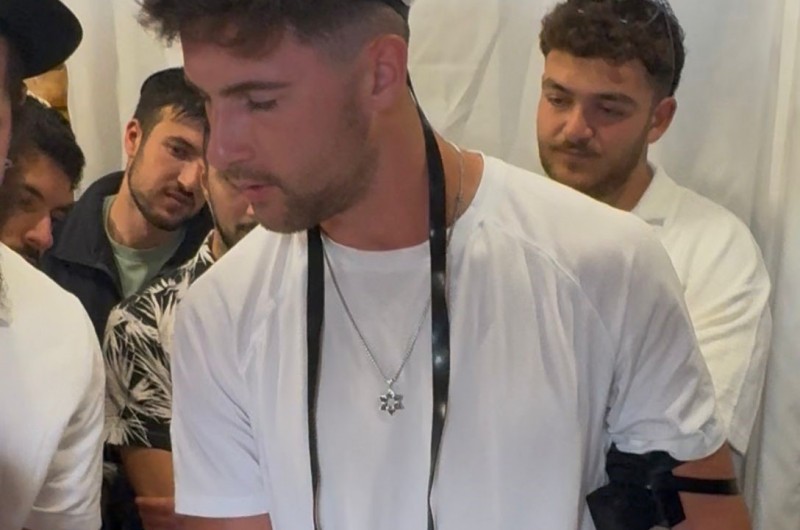 צעיר יהודי-אמריקאי שנפל קורבן להונאה בברילוצ'ה בארגנטינה, הניח תפילין עלה לתורה בבית חב