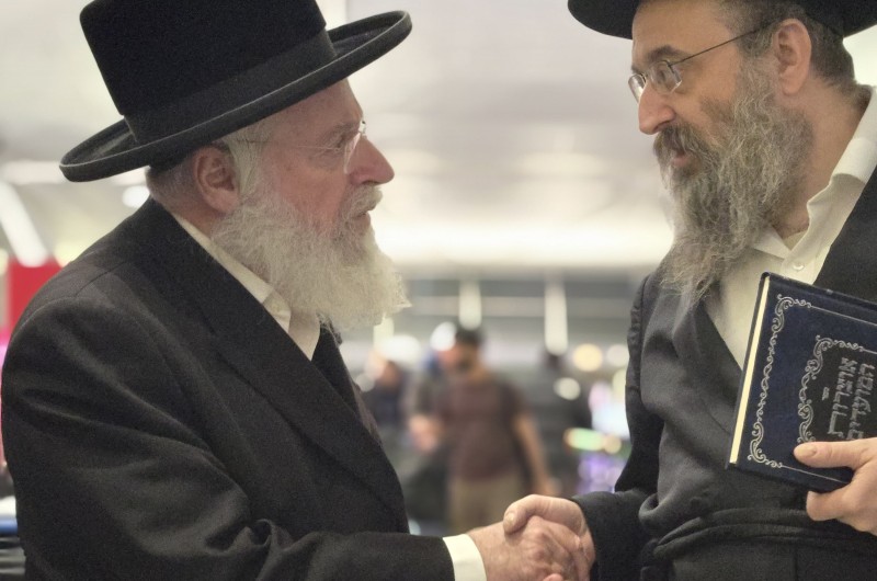 הרב אשר זעליג וויס בעל ה'מנחת אשר' קיבל את אוצרות המועדים - לקט משיחות הרבי על חנוכה, מהרב יוסף ישעי'ה ברוין מרבני קראון הייטס