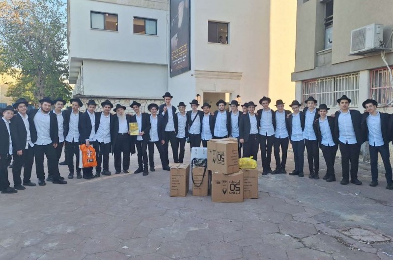 קבוצה אחת מתוך עשרות: תמימים מישיבת תומכי תמימים המרכזית בלוד לקראת יציאה למבצע חנוכה במרכז הארץ, לצד המשפיע והמשגיח הרב יוסף יצחק בוטמן