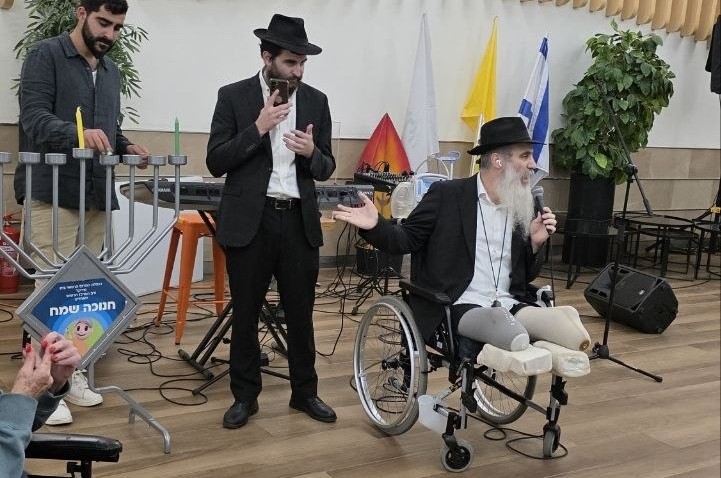 הרב לירז זעירא שנפצע קשה בסוריה בהדלקת נר ראשון של חנוכה במרכז השיקומי בית לוינשטיין
