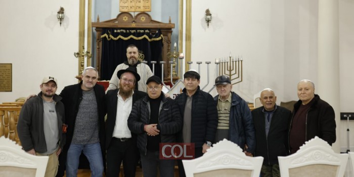 מוסיפים באור בבטומי: מאות יהודים בהדלקת נר ראשון של חנוכה בבית הכנסת הגדול בבטומי, גאורגיה, ע''י שליח הרבי ורב העיר הרב זאבי מנדלזון בהשתתפות בני הקהילה ותיירים רבים מישראל. צפו: