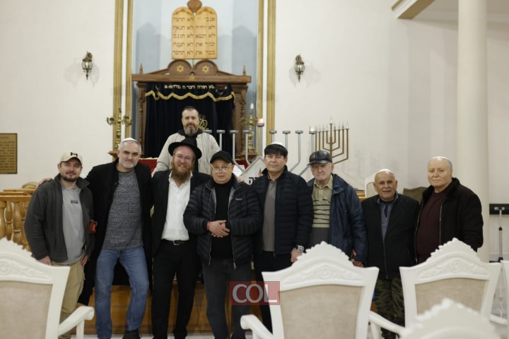 מוסיפים באור בבטומי: מאות יהודים בהדלקת נר ראשון של חנוכה בבית הכנסת הגדול בבטומי, גאורגיה, ע''י שליח הרבי ורב העיר הרב זאבי מנדלזון בהשתתפות בני הקהילה ותיירים רבים מישראל. צפו: