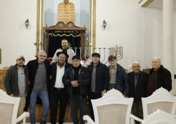 מוסיפים באור בבטומי: מאות יהודים בהדלקת נר ראשון של חנוכה בבית הכנסת הגדול בבטומי, גאורגיה, ע''י שליח הרבי ורב העיר הרב זאבי מנדלזון בהשתתפות בני הקהילה ותיירים רבים מישראל. צפו: