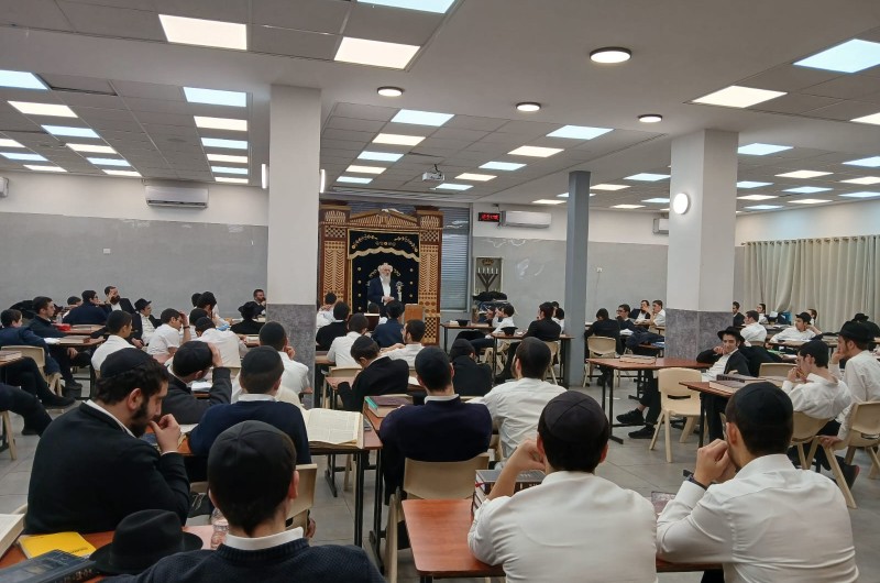 שיעור כללי בתות''ל אלעד מראש הישיבה הרה''ג אברהם אשר בלינוב, בהלכות חנוכה: הלכות הדלקה לישנים בפנימיות, נכבתה החנוכייה באמצע הזמן, דיני הדלקה בחנויות ב'מבצעים', דיני ברכה בהדלקה ציבורית ועוד