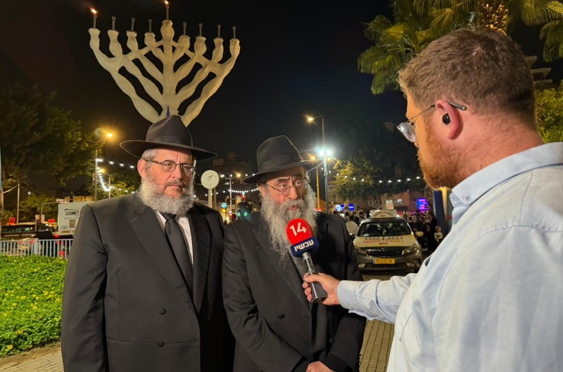 באנגלית - לכל אומות העולם: סגן מזכיר בי