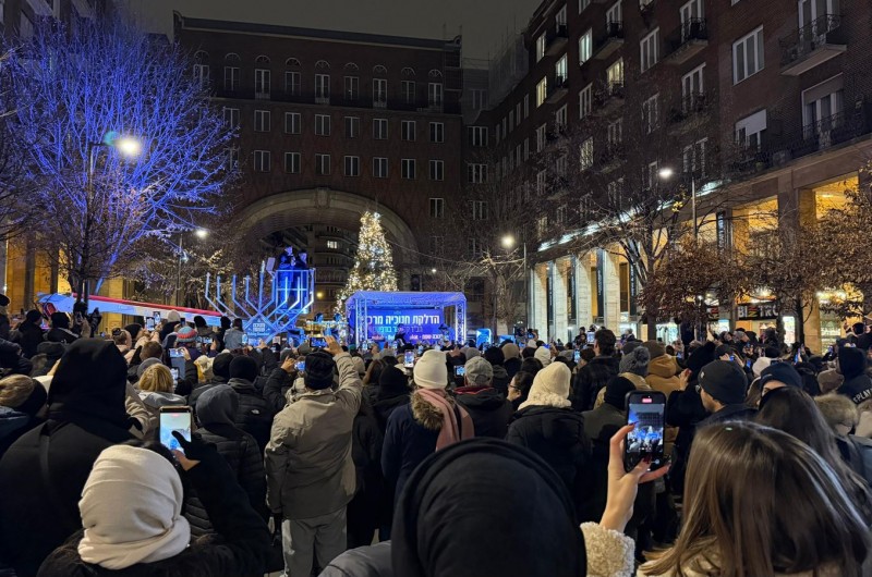 בכיכר הראשית: חנוכיית חב