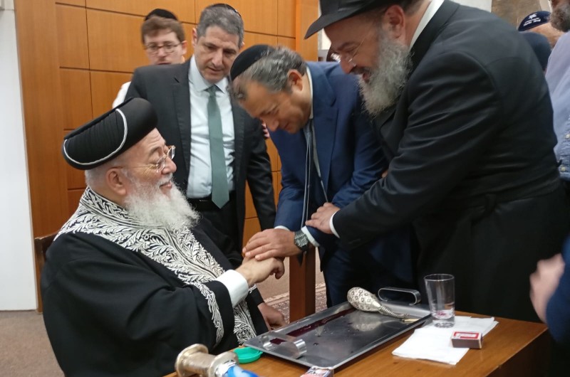 לאחר ההבדלה: הרב דוד אזולאי משלוחי הרבי בסאו פאולו שבברזיל, בברכת 'שבוע טוב' לראשון לציון - הרב שלמה עמאר, שמבקר בימים אלו בברזיל והתארח בקהילת 