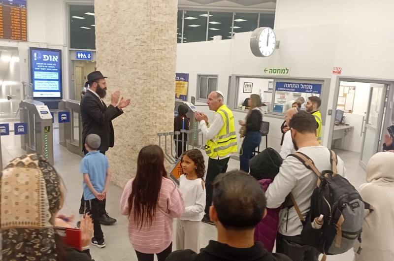 לפרסומי ניסא: הרב פרץ חן משלוחי הרבי באשקלון בהדלקת נר ראשון של חנוכה בתחנת רכבת ישראל בעיר