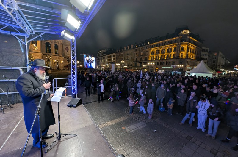 כ-2,000 יהודים בהדלקת נר ראשון של חנוכה בפרנקפורט