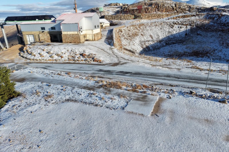 במהלך הלילה ירדו כ- 2 סמ' שלג למפלס העליון באתר החרמון וההר מתחיל להיצבע בלבן. הטמפ' במפלס העליון 0° מעלות. האתר פתוח למבקרים ללא תשלום. (צילום: אתר החרמון)