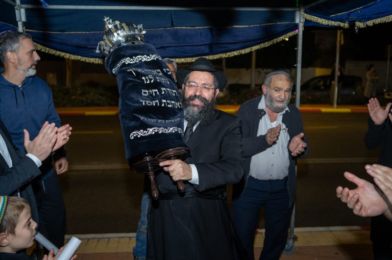 חגיגה מרגשת בפרדסיה: ספר תורה הוכנס לבית חב''ד בישוב
