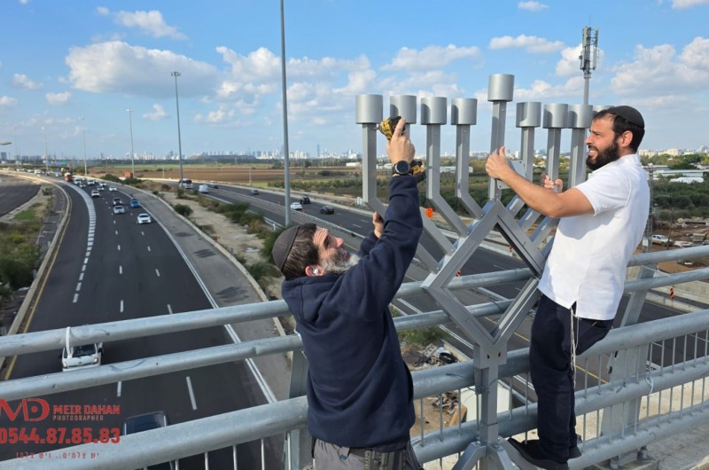 העסקן יוני בר ואלישע, בעל חנות הפלאפונים 